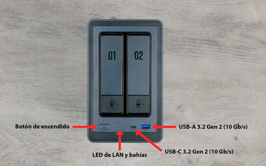 Conexiones frontales del NAS UGREEN DXP2800